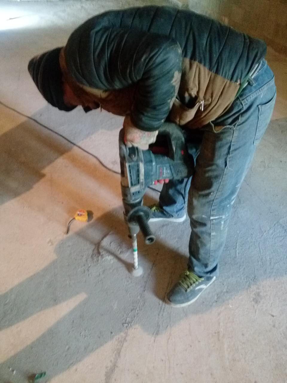 1561428153658981.jpg 2.打孔植栓.JPG